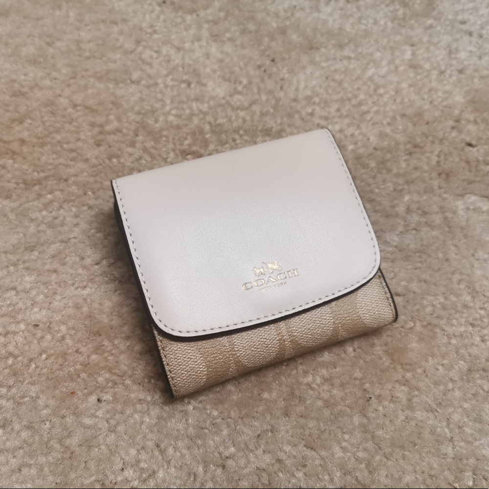 F53837、COACH SMALL WALLET IN SIGNATURE